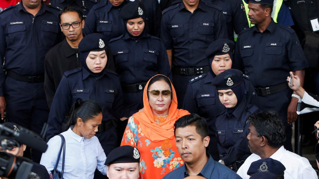 Rosmah Mansor istri dari Mantan Perdana Menteri Najib Razak usai menjalani persidangan hari ini (04/10/2018). (Foto: REUTERS/Lai Seng Sin)