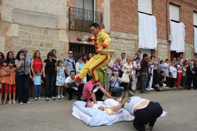 Festival El-Colacho di Spanyol (Foto: Flickr / Helder Rui)