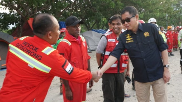 Menteri Jonan tinjau penanganan bencana di Sulawesi Tengah (Foto: Jamal Ramadhan/kumparan)