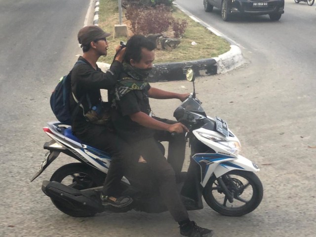 Jamal dan Mirsan di perjalanan menuju bandara. (Foto: Istimewa)