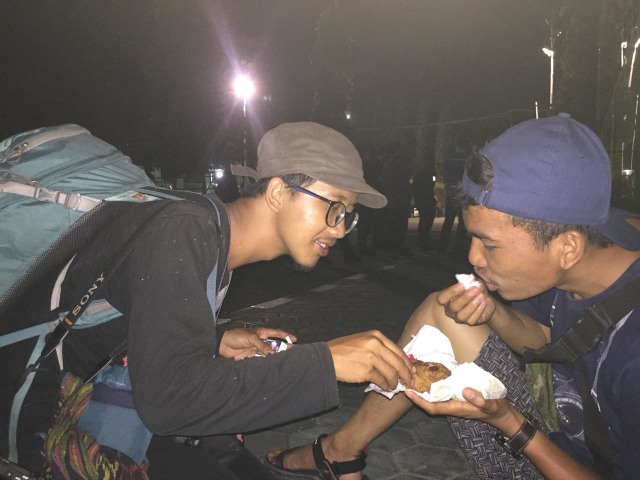 Jamal dan Eben menyantap ayam goreng yang dibawa pemred dari Jakarta. (Foto: Istimewa)