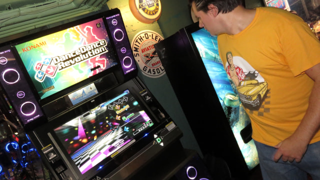 Seorang gamer memainkan game arcade Dance Dance Revolution. (Foto: DJ Damien via Wikimedia Commons (CC BY-SA 2.0))