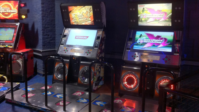 Game arcade Dance Dance Revolution. (Foto: DJ Damien via Wikimedia Commons (CC BY-SA 2.0))