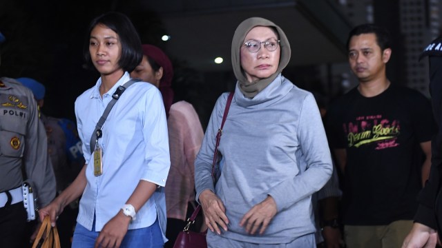 Aktivis Ratna Sarumpaet (tengah) tiba di Mapolda Metro Jaya untuk menjalani pemeriksaan di Jakarta, Kamis (4/10).  (Foto: ANTARA FOTO/Akbar Nugroho Gumay)