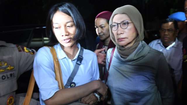 Aktivis Ratna Sarumpaet (tengah) tiba di Mapolda Metro Jaya untuk menjalani pemeriksaan di Jakarta, Kamis (4/10).  (Foto: ANTARA FOTO/Akbar Nugroho Gumay)