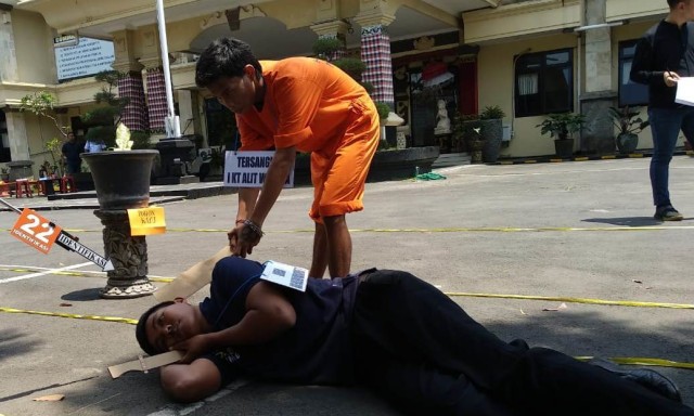 Rekonstruksi Pembunuhan Karyawan Restoran Digelar di Halaman Polres Badung