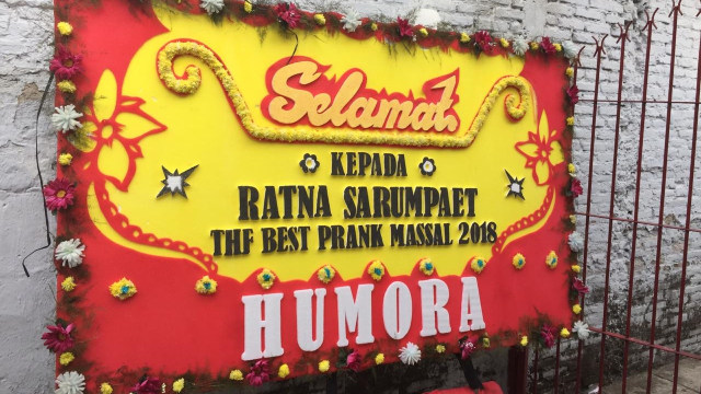 Karangan bunga "Ratna Sarumpaet The Best Prank Massal 2018" di kediaman Ratna, Jumat (5/10/2018). (Foto: Lutfan Darmawan/kumparan)