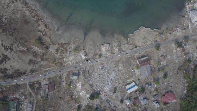 Suasana jalan di Palu Utara pasca gempa berkekuatan 7,4 Magnitudo dan tsunami yang menghancurkan bangunan di wilayah tersebut. (Foto: Jamal Ramadhan/kumparan)