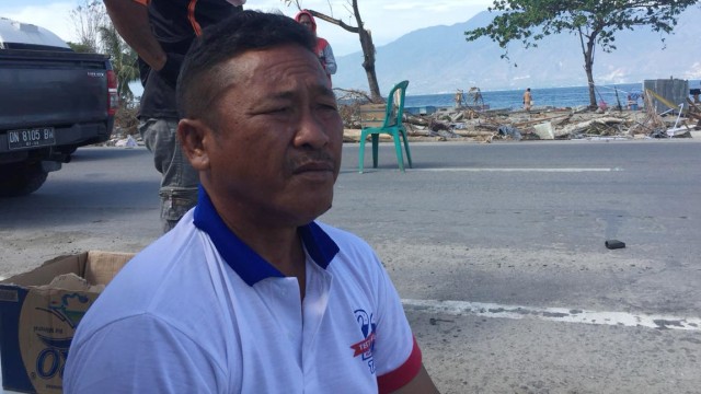 Edi (30) saksi mata saat melihat gelombang tsunami berwarna hitam. (Foto: Mirsan/kumparan)
