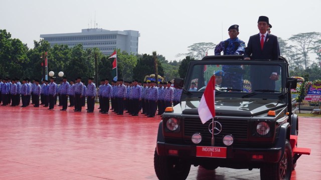 Presiden Jokowi inspeksi pasukan di HUT ke-73 TNI di Cilangkap, Jumat (5/10/2018). (Foto: Yudhistira Amran Saleh/kumparan)