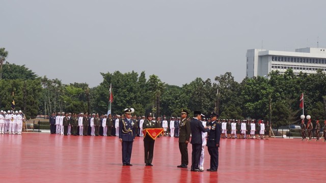 Jokowi anugerahkan Bintang Jasa ke 3 Anggota TNI di HUT TNI ke-73, Jumat (5/10/2018). (Foto: Yudhistira Amran Saleh/kumparan)