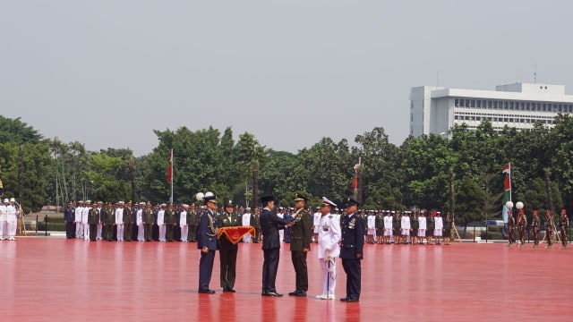 Jokowi anugerahkan Bintang Jasa ke 3 Anggota TNI di HUT TNI ke-73, Jumat (5/10/2018). (Foto: Yudhistira Amran Saleh/kumparan)