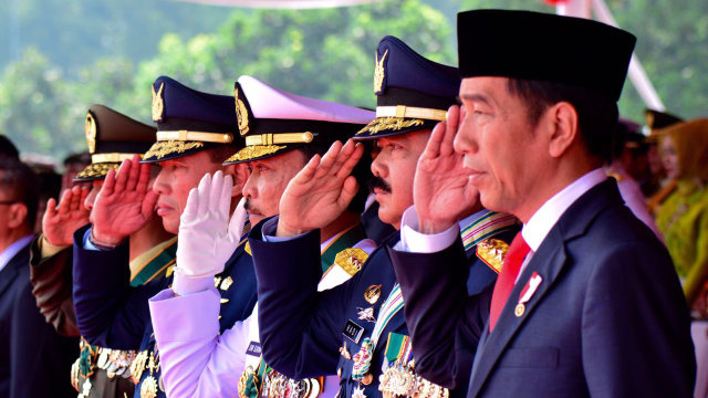 Presiden Joko Widodo (kanan) menghadiri Upacara Parade dalam rangka HUT ke-73 TNI Tahun 2018 di Plaza Mabes TNI, Cilangkap. (Foto: Agus Suparto/Presidential Palace)