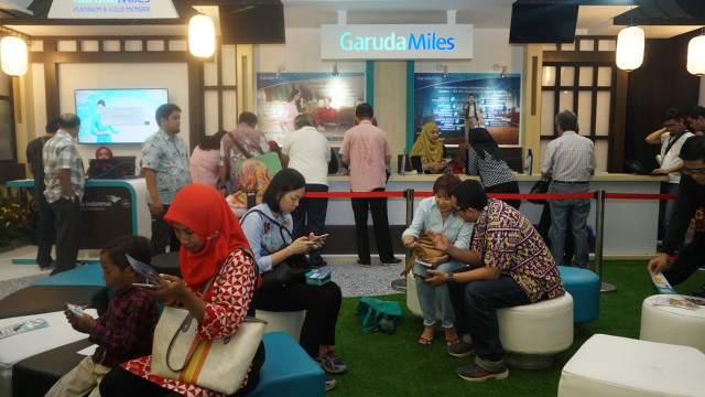 Pengunjung mengantre pembelian tiket di Garuda Indonesia Travel Fair. (Foto: Iqbal Firdaus/kumparan)