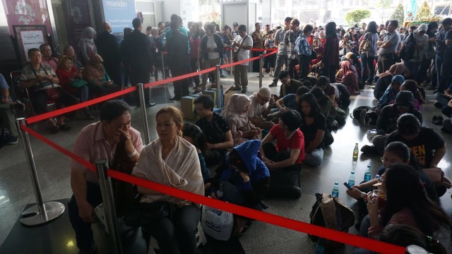 Suasana pengunjung mengantre pembelian tiket di Garuda Indonesia Travel Fair. (Foto: Iqbal Firdaus/kumparan)