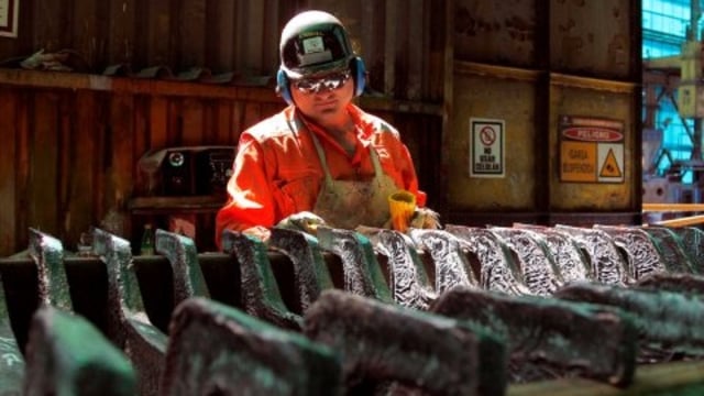 Pekerja memeriksa hasil leburan logam di sebuah pabrik tembaga di Kota Ventanas di Chile. Foto: REUTERS/Rodrigo Garrido