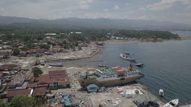 KM. Sabuk Nusantara milik Dishub terdampar di pesisir pantai pasca gempa bumi dan tsunami di Kab. Donggala, Palu, Sulawesi Tengah. (Foto: Jamal Ramadhan/kumparan)