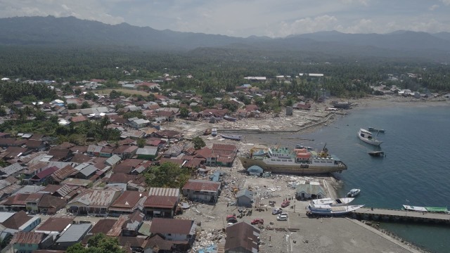 KM. Sabuk Nusantara milik Dishub terdampar di pesisir pantai pasca gempa bumi dan tsunami di Kab. Donggala, Palu, Sulawesi Tengah. (Foto: Jamal Ramadhan/kumparan)