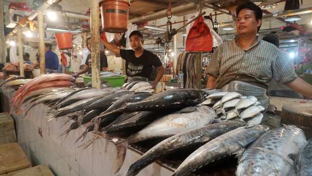 Suasana penjualan ikan di pasar Senen, Jakarta. (Foto: Irfan Adi Saputra/kumparan)