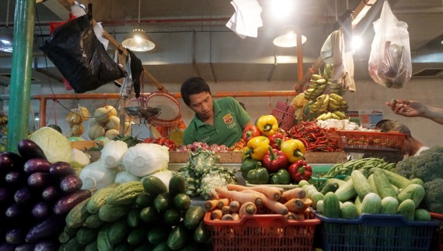 Pedagang buah dan sayur di Pasar Senen, Jakarta. (Foto: Irfan Adi Saputra/kumparan)