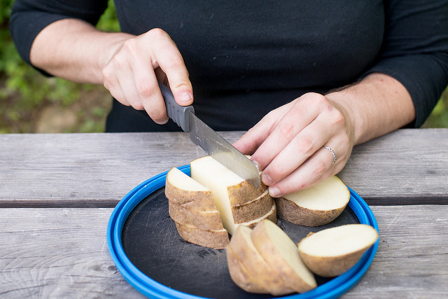 Ilustrasi memotong kentang (Foto: flickr/ Tyler Kellen & Tara Alan)