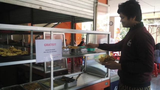 Kantin UGM gratis bagi mahasiswa Sulawesi Tengah, Jumat (5/10/2018). (Foto: Arfiansyah Panji Purnandaru/kumparan)