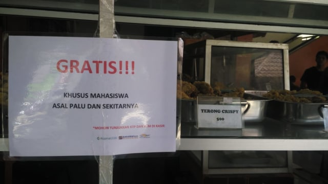 Kantin UGM gratis bagi mahasiswa Sulawesi Tengah, Jumat (5/10/2018). (Foto: Arfiansyah Panji Purnandaru/kumparan)