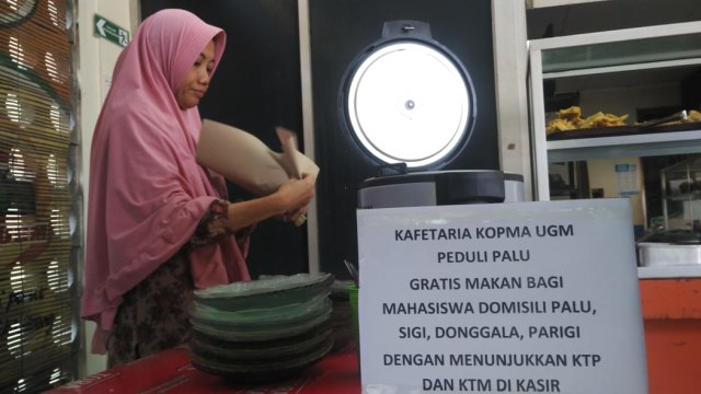 Kantin UGM gratis bagi mahasiswa Sulawesi Tengah, Jumat (5/10/2018). (Foto: Arfiansyah Panji Purnandaru/kumparan)