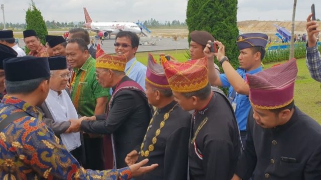 Calon Wakil Presiden RI nomor urut 01, KH Maruf Amin, saat tiba di tanah Tapanuli Utara, Jumat (5/10/2018). (Foto: Dok: Tim Jokowi-Ma'ruf Amin)