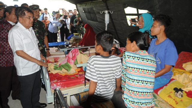 Wapres JK mengunjungi para pengungsi di Palu, Jumat (5/10/2018). (Foto: Dok. Tim Media Wapres)
