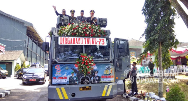 HUT ke 73 TNI, Dandim Kota Sukabumi Arak-arakan Pakai Water Canon Polisi