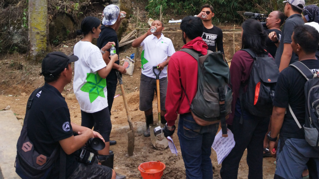 Membuat Bak Penampungan Air di Desa Leong  (1)