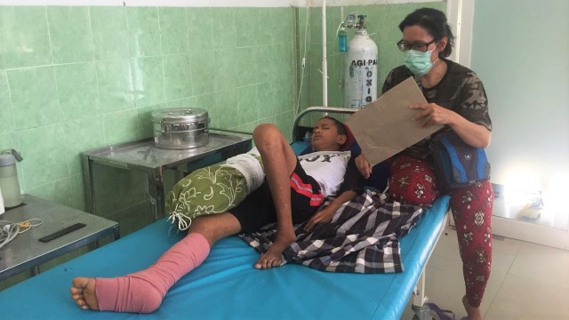 Wahyuni saat menjaga anaknya yang patah tulang di RS Wirabuana Palu. (Foto: Moh Fajri/kumparan)