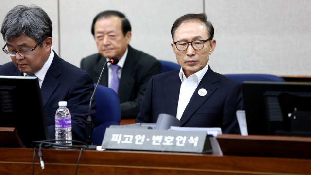 Lee Myung-bak saat di persidangan. (Foto: CHUNG SUNG-JUN / POOL / AFP)