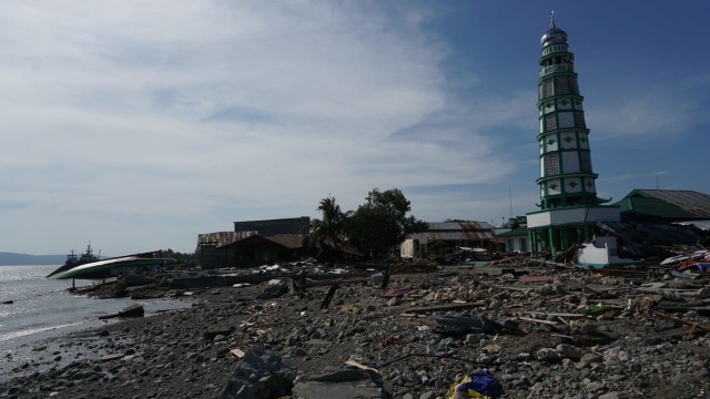 Suasana hancur disekitar Masjid Al Amiin tetap berdiri setelah diterjang tsunami di Kampung Malambora, Kabupaten Donggala, Sulawesi Tengah. (Foto: Jamal Ramadhan/kumparan)