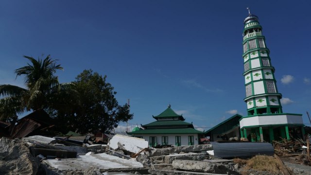 Masjid Al Amiin, masjid tertua di Desa Wani  tetap berdiri setelah diterjang tsunami di Kampung Malambora, Kabupaten Donggala, Sulawesi Tengah. (Foto: Jamal Ramadhan/kumparan)