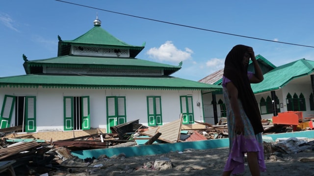 Suasana hancur disekitar Masjid Al Amiin tetap berdiri setelah diterjang tsunami di Kampung Malambora, Kabupaten Donggala, Sulawesi Tengah. (Foto: Jamal Ramadhan/kumparan)