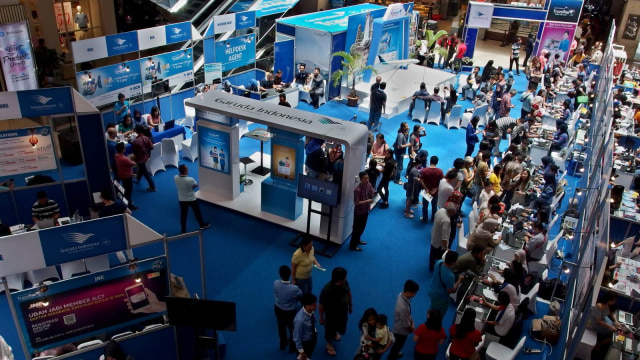 Calon konsumen memadati stan agen perjalanan pada Garuda Indonesia Travel Fair (GATF), di Semarang, Jawa Tengah, Jumat (5/10).  (Foto: ANTARA FOTO/R. Rekotomo)