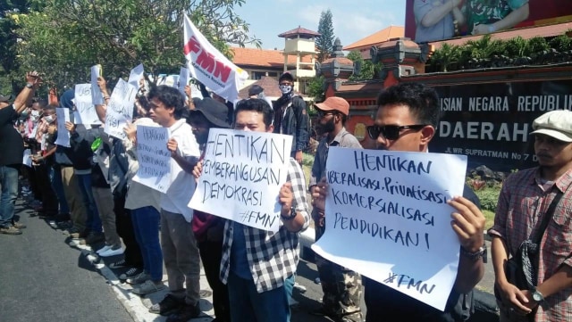 Merasa Dibatasi Kegiatannya Saat IMF Meeting, Puluhan Aktivis Unjuk Rasa di Polda Bali