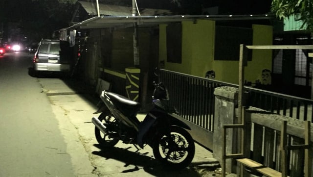 Perumahan warga di Jalan Bali, Palu, kembali dialiri listrik. (Foto: Mirsan/kumparan)