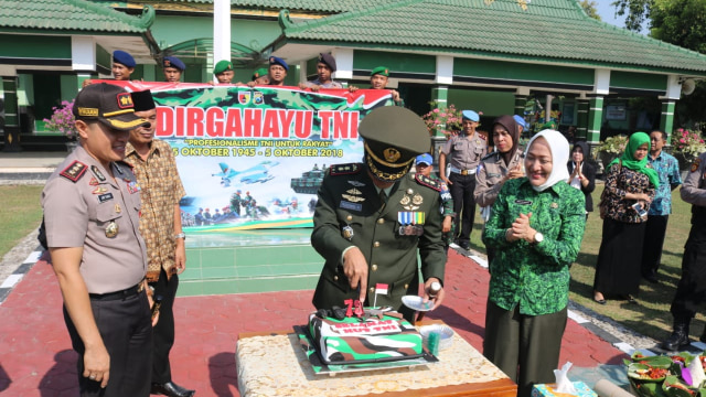 Peringatan HUT ke 73 TNI, Forpimda Beri Kejutan Pada Kodim 0813 Bojonegoro (2)