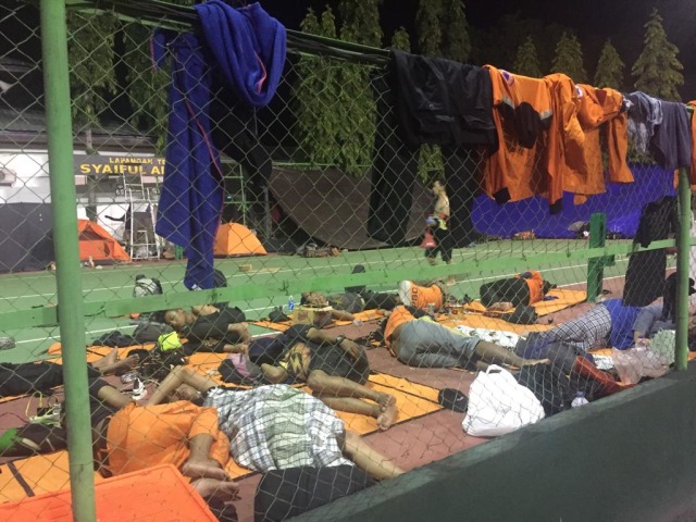 Wartawan kumparan dan relawan tidur di halaman markas Komando Resor Militer (Foto: Istimewa)