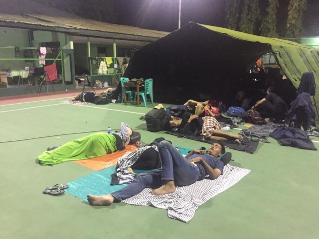 Wartawan kumparan tidur di halaman markas Korem (Foto: Istimewa)