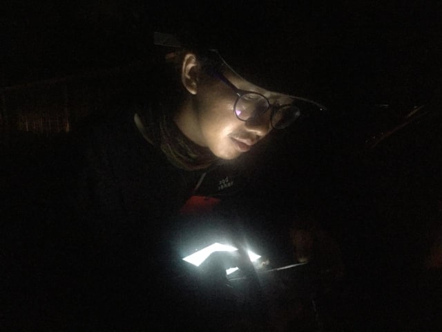 Jamal bekerja, meski Palu masih gelap. (Foto: Istimewa)