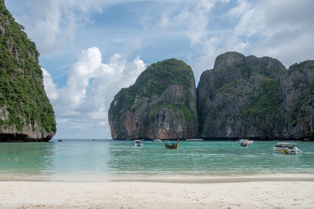 Maya Bay berada di sekitar Pulau Phi Phi Lei