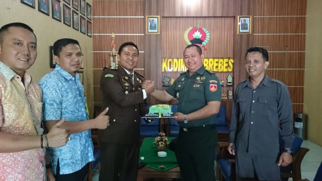HUT ke-73 TNI, Kodim 0713/Brebes Banjir Ucapan dan Kue Ultah
