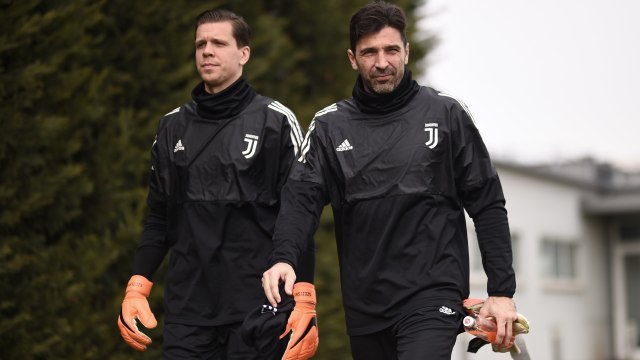Szczesny dan Buffon jelang laga Juventus vs Tottenham Hotspur. (Foto: MARCO BERTORELLO / AFP)