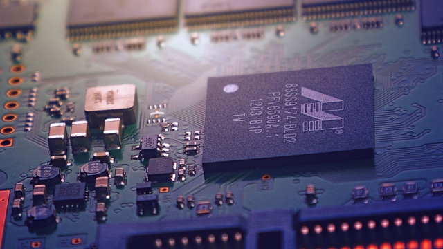 Ilustrasi chip di motherboard komputer. Foto: jplenio via Pixabay