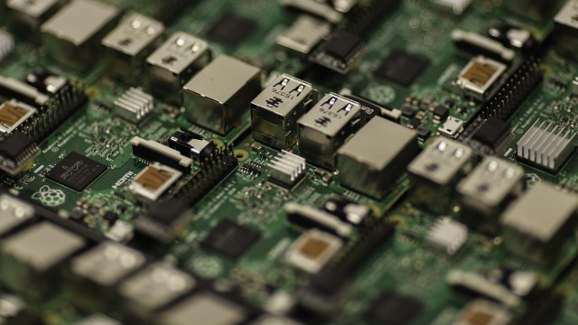 Ilustrasi chip di motherboard komputer. (Foto: Pexels)