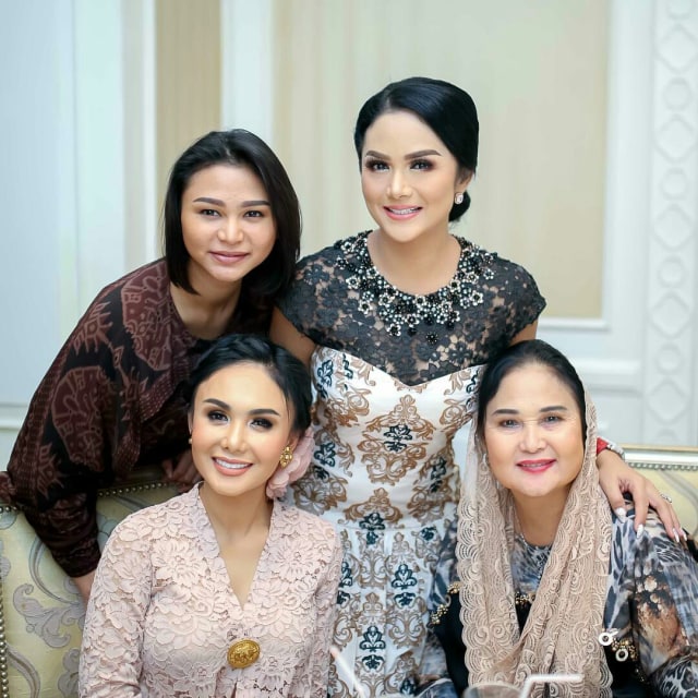 5 Potret Pesona Ibu dari Yuni Shara dan Krisdayanti yang Awet Muda (2)
